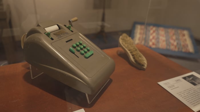 Une vieille machine à calculer dans un présentoir de musée. 