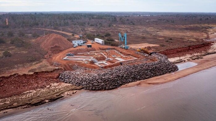 Une vue aérienne d'un chantier le long du rivage.