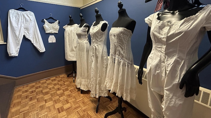 Des sous-vêtements historiques sur des mannequins.