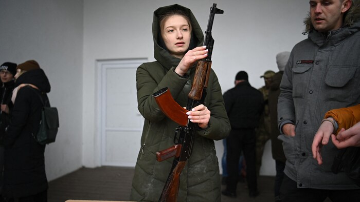 Una mujer ucraniana aprende a utilizar un arma AK-47.
