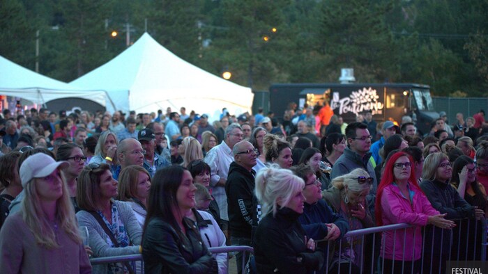 Une marée de festivaliers assistent à un spectacle lors du Festival de la bière de la Côte-Nord. 