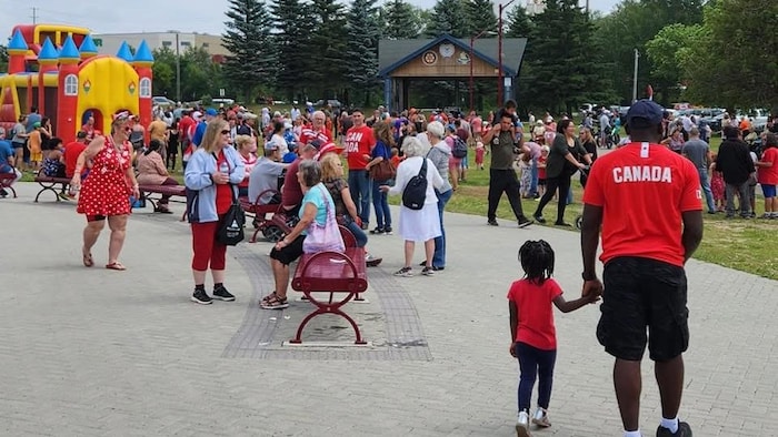 Foule de personnes habillées de rouge pour la Fête du Canada.
