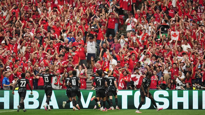 Les joueurs du Canada et les supporters célèbrent un des six buts de l'équipe.