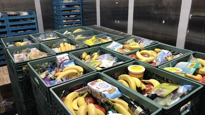 Une variété de produits alimentaires dans un réfrigérateur commercial.