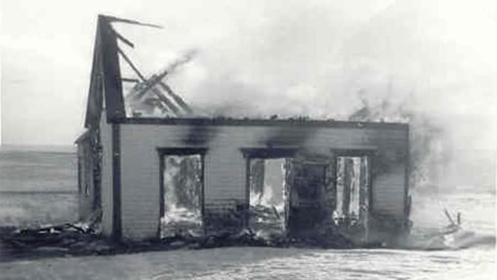 Une maison qui brule.
