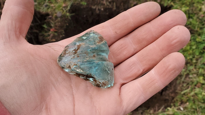 un pointe de flèche dans une main.