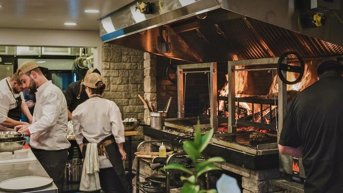 Le four à bois de la cuisine d'un restaurant.