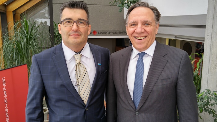 Les deux politiciens sont dans le hall d'entrée de la station Radio-Canada à Saguenay