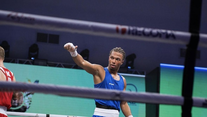 Le boxeur natif de Rouyn-Noranda, Gabriel Aly, salue la foule au moment de sa victoire au premier tour de la Coupe du monde de boxe 2026.