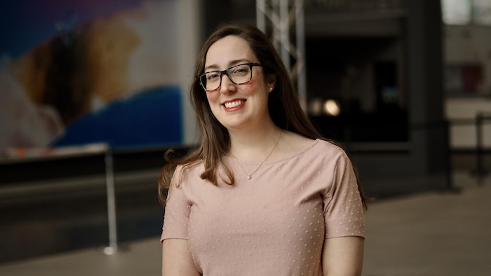 Portrait de Julia Chabot dans l'atrium de Radio-Canada.