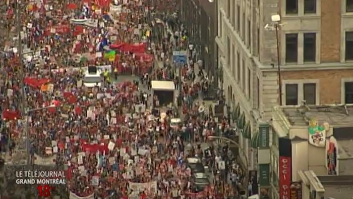 Vue partielle de la foule lors de la manifestation étudiante du 22 mars 2012 à Montréal 