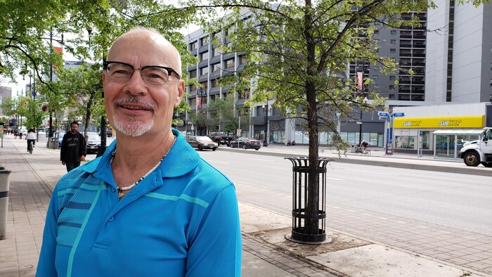 Guy Gagnon se tient debout près d'une route.