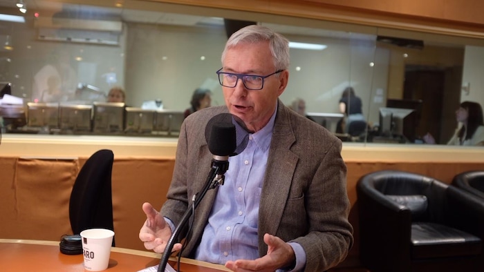 Guy Saint-Jacques dans un studio de radio.