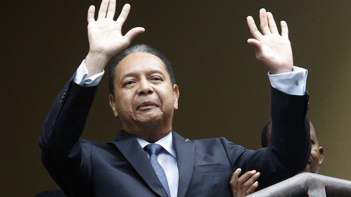 Jean-Claude Duvalier salue la foule.