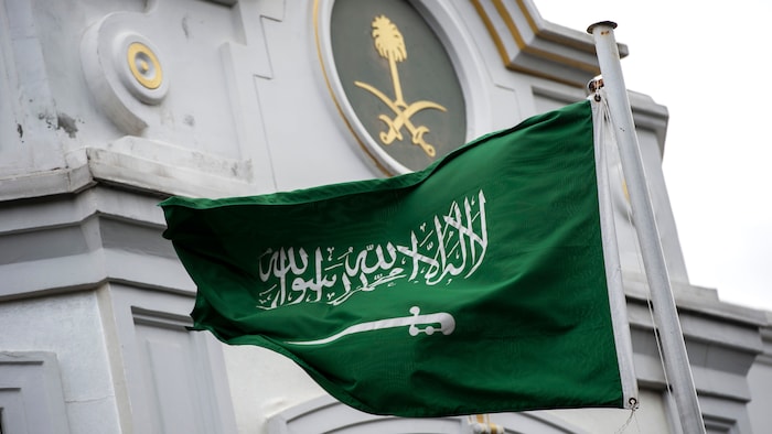 Le drapeau saoudien flottant au-dessus du consulat saoudien à Istanbul.