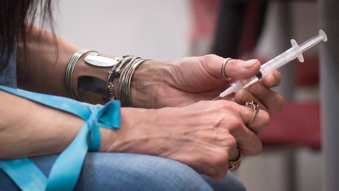 Una mujer se inyecta hidromorfona en una clínica de Vancouver.