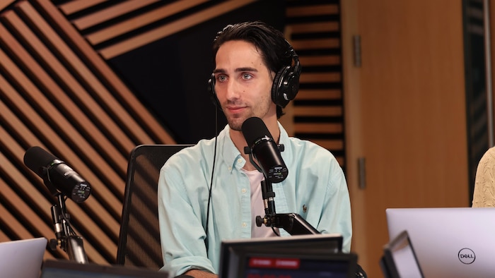 Higino Monteiro est assis en studio, devant un micro.