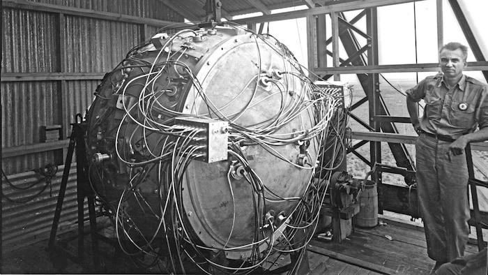 En 1945, Norris Bradbury, le futur directeur du laboratoire de Los Alamos, se tient au côté de Gadget, la première bombe atomique.