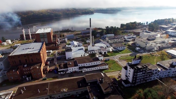 Une usine se trouve en bordure d'une rivière.