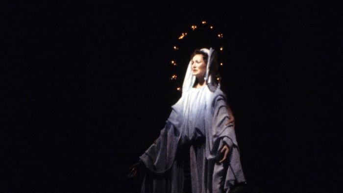 Louisette Dussault en Vierge Marie dans la production originale de la pièce <i>Les fées ont soif</i>.