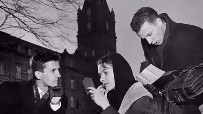 Les étudiants Benoît Meloche, Francine Laurendeau et Jean-Pierre Goyer devant l'Assemblée nationale du Québec, en 1958