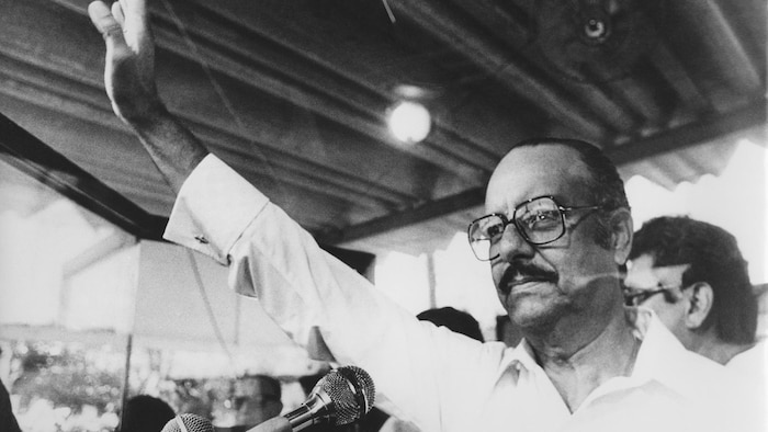 Anastasio Somoza lève le bras devant ses partisans.