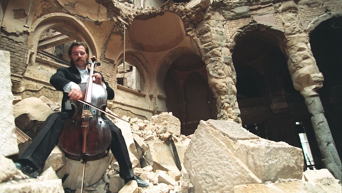En 1992, le violoncelliste Vedran Smailovic joue une pièce de Strauss dans les décombres de la bibliothèque.