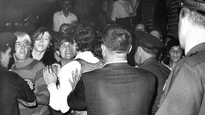 Une foule résiste à l'intervention de la police au club Stonewall Inn, le 28 juin 1969.
