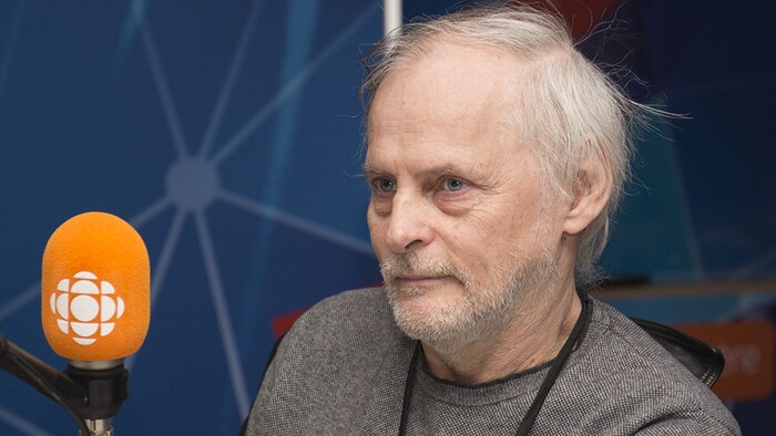 Yves Gingras répond aux questions de Franco Nuovo au studio 17 de Radio-Canada, à Montréal, le 8 avril 2018.