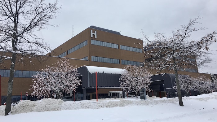 La façade de l'hôpital.