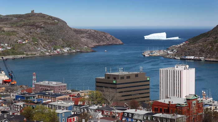 Un iceberg se profile au large de la ville de Saint-Jean de Terre-Neuve.