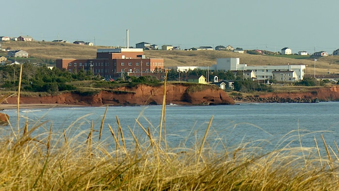 Le CISSS et l'hôpital des Îles-de-la-Madeleine, situés sur les berges du Saint-Laurent.