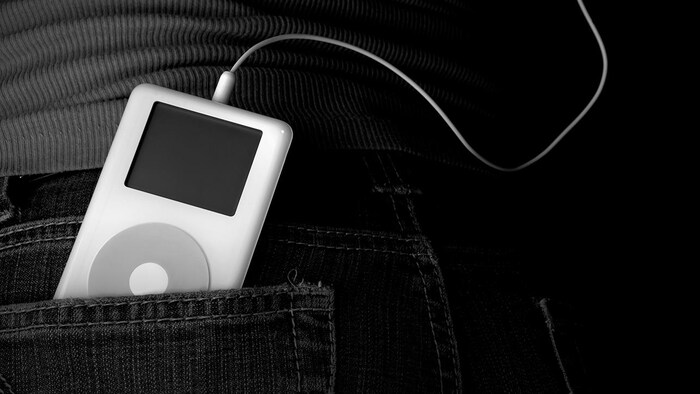 Un iPod dans une poche de jeans.