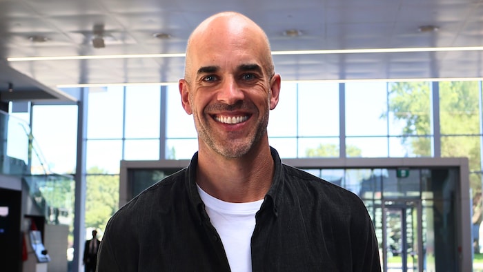 L'ancien joueur de football et chroniqueur sportif Matthieu Proulx souriant à la caméra.
