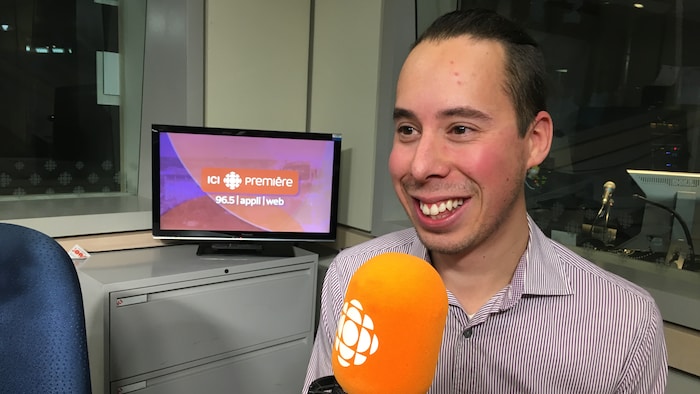 Israël Gélinas dans le studio radio d'ICI Mauricie-Centre-du-Québec.