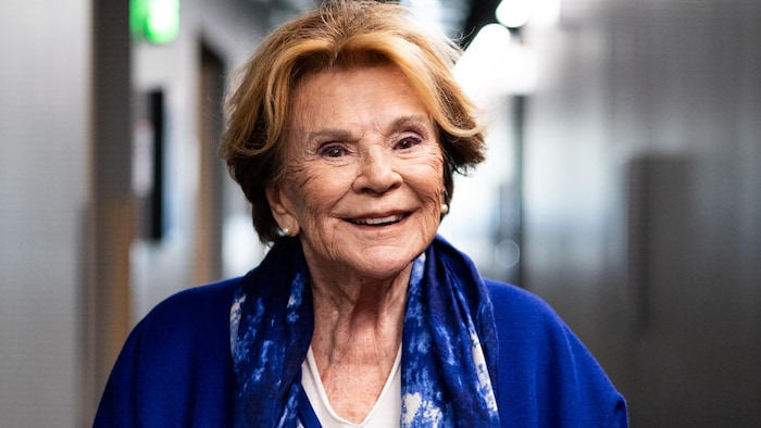 Portrait de Janette Bertrand qui sourit en regardant la caméra.