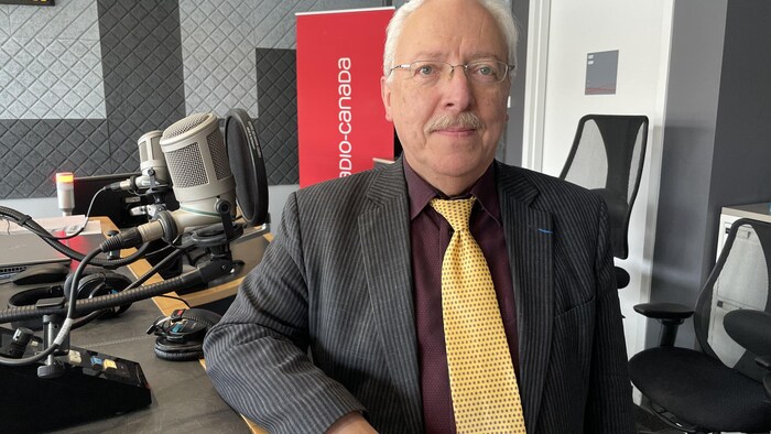 Jean-Charles Cachon dans les studios de Radio-Canada à Sudbury.