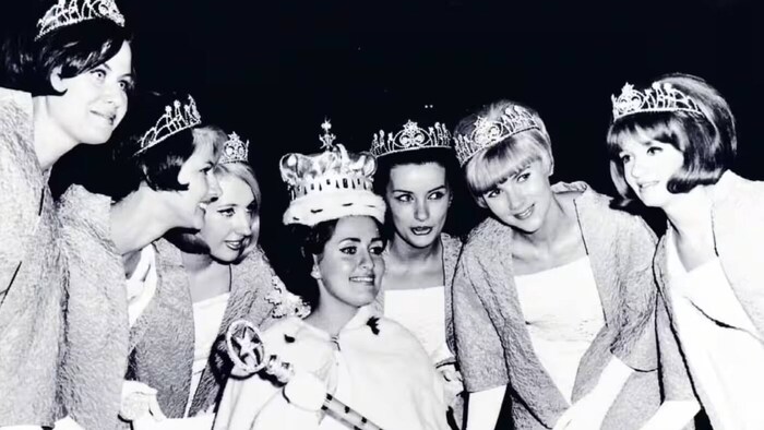 Une photo d'époque où l'on voit des duchesses du Carnaval de Québec.