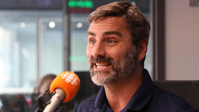 Jean-François Gosselin, au micro.
