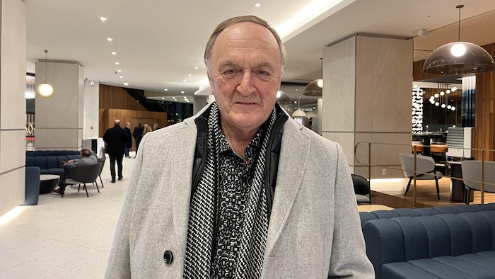Jean-Paul Gagné dans le lobby de l'hôtel Hilton à Québec.