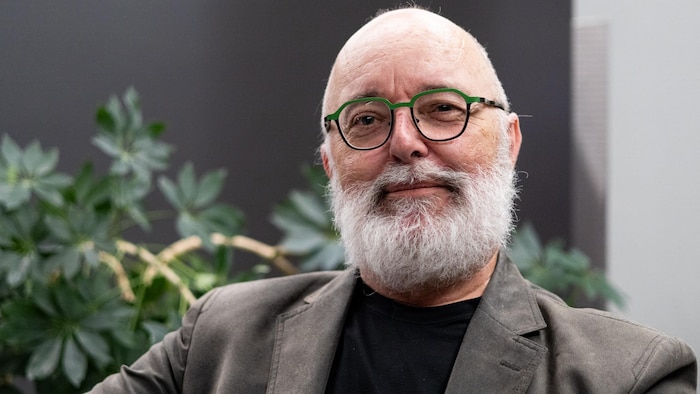 Portrait de la personne qui porte des lunettes et une barbe.