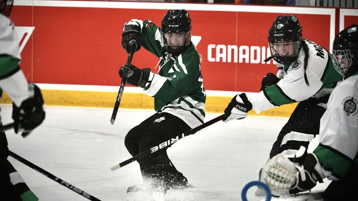 Des joueuses de ringuette lors d'un match.