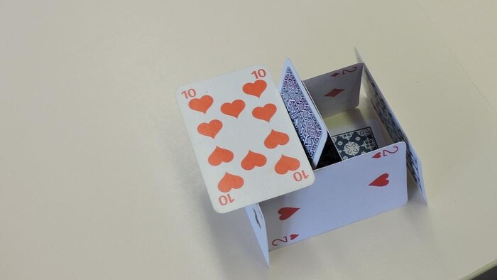 Un château de cartes.