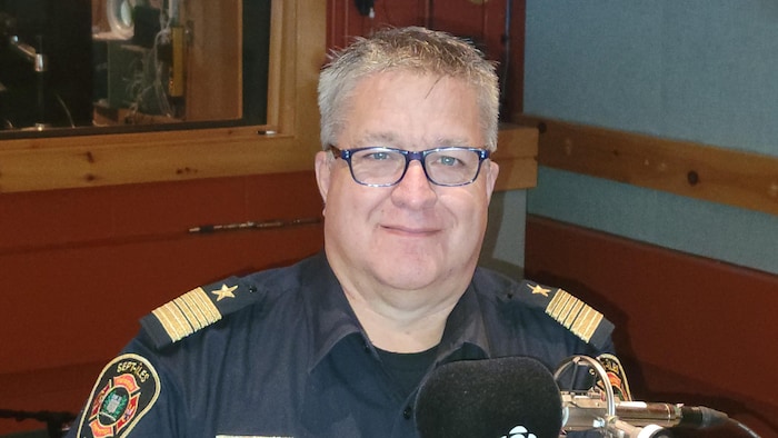 Joël Sauvé, directeur de la sécurité incendie de Sept-Îles, en studio à Radio-Canada Côte-Nord.