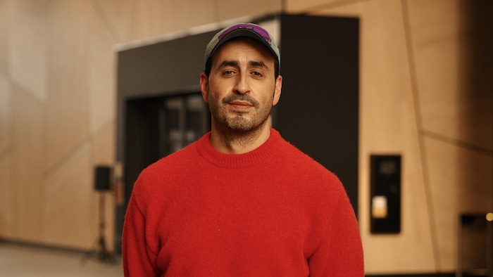 Portrait de Jonathan Cohen dans l'atrium de Radio-Canada.