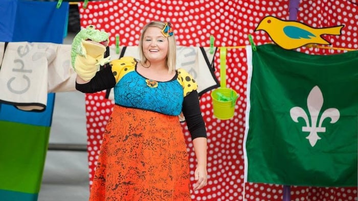 Josée LeBlanc avec une marionnette.
