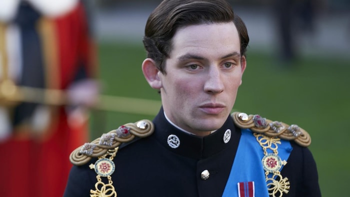 L'homme porte un uniforme.