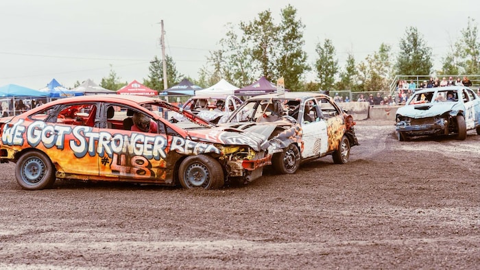 Des voitures de derby en collision.