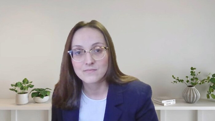 Karen Speers répondant aux questions de Radio-Canada.