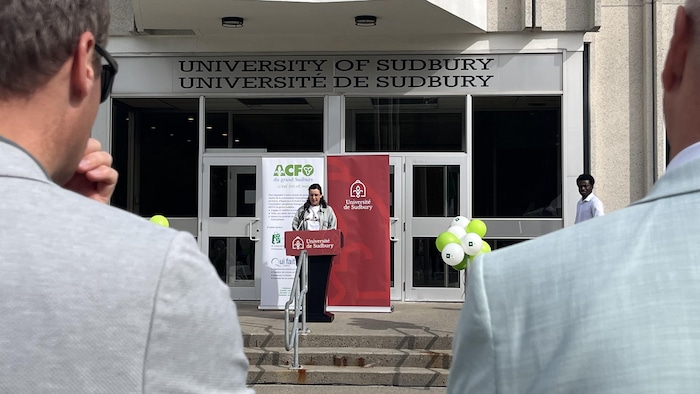 Karine Tellier derrière un podium.